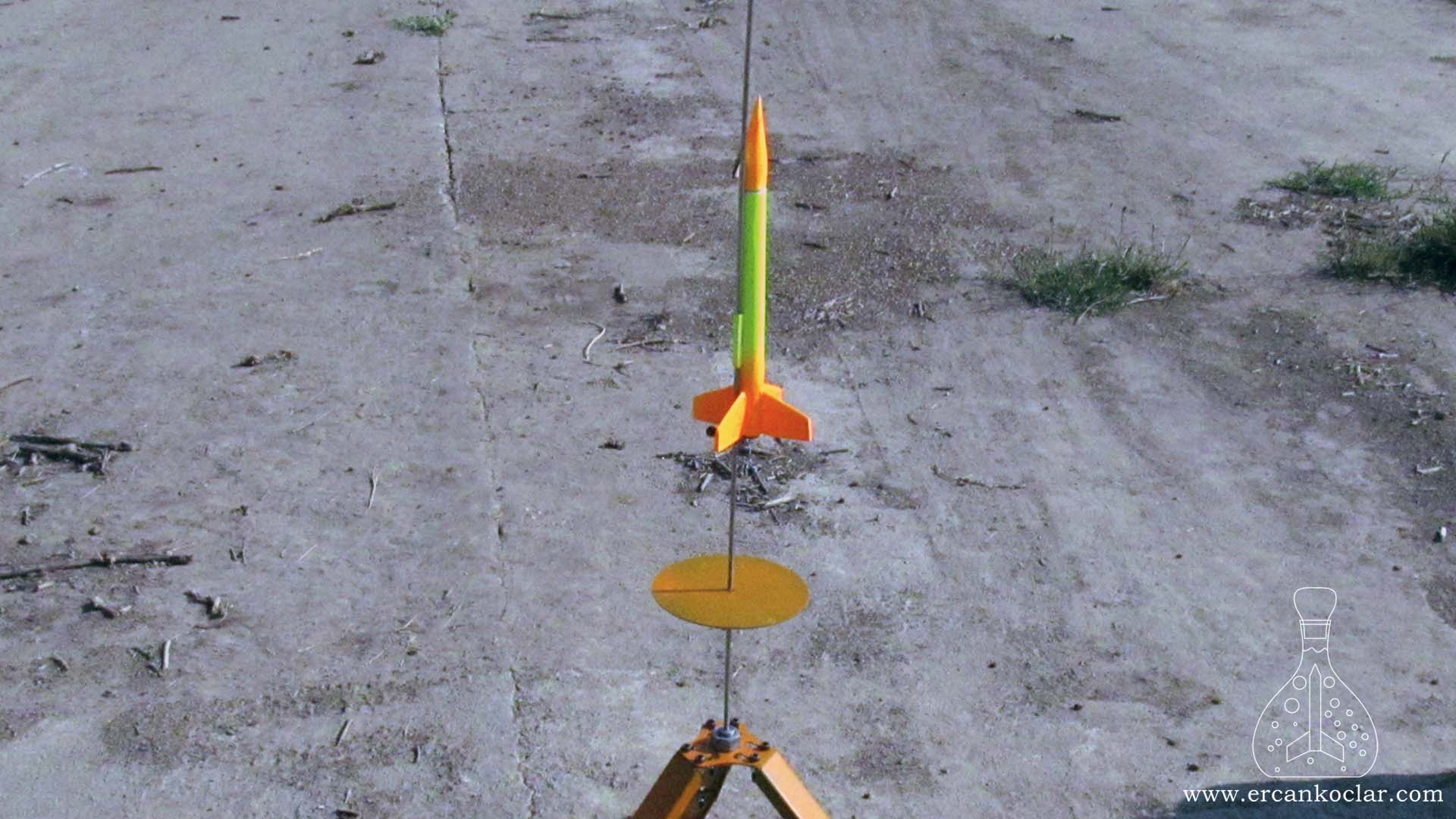 Rampada ateşlenmek üzere hazır olan model roket 