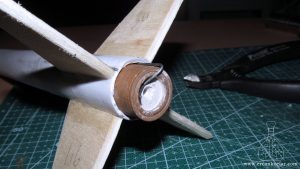 Model rokete roket motorunun nasıl takıldığı görülmektedir. Çelik tel roket motorunun fırlamasını engeller.