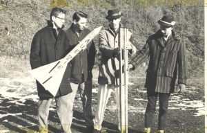 Homer Hickam ve arkadaşları amatör roket atışı yapmak üzereler